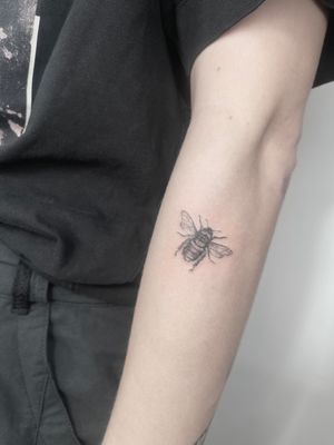 Experience the intricate beauty of micro realism with this detailed black and gray bee tattoo by talented artist Alina Amberland.