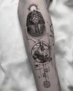 ✨ Tattoo done in honor of Egyptian culture 🏺🐍 I loved the final result with Tutankhamun on top 🔱 and Anubis below 🖤 Thanks for the trust 🙏 Let’s keep creating art! 🎨 Tatto done at @atelier.eva #EgyptianTattoo #TattooArt #Tutankhamun #anubistattoo #tutankhamuntattoo