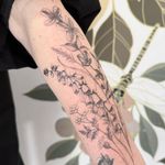 How pretty are these wild flowers 🌿 for @the_snug_counselling would love to tattoo more like this #wildflowertattoo #floraltattoo #finelinetattoo #prettytattoo #detailedtattoo #femininetattoo #southamptontattoo #southamptontattooartist #bournemouthtattoo #bournemouthtattooartist #londontattoo #londontattooartist #uktattooartist