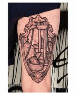 The King is dead - Part1 of a diptych project..🇩🇪 Berlin | @der_grimm_tattoo Supported by @barberdts_it @inkdoctortattoo .ᴇɴɢʀᴀᴠɪɴɢ ᴀɴᴅ ꜱᴛᴀɪɴᴇᴅ ɢʟᴀꜱꜱ ᴛᴀᴛᴛᴏᴏ.Guest | dates in the comments🇬🇧 London @sixtyink 🇫🇷 Paris @la_perle_noire_studio 🇳🇱 Amsterdam @salonserpent.ttt 🇮🇹 Bassano @sparkleytattoostudio .#engravingtattoo #stainedglasstattoo #barberdts #inkdoctortattoo