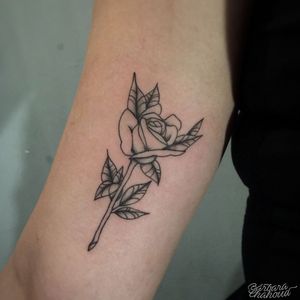 Rose!Muito obrigada pela confiança, Julia!#tattoo #tattoodo #ink #inked #inkedgirl #blackwork #blackworktattoo #rj #Riodejaneirotattoo #rose #RoseTattoos #minimalistic #minimalist #minimaltattoo #fineline #finelinetattoo #finelines 