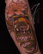 Pippin with a twist 🥸 @oh.whataweirdo wanted the „fool“ tarot-card but instead of the typical image we used @boydbilly ‘s face. Great idea if you ask me! 💚 • #lotrtattoo #lotrmemes #neonouveau #neoclassic #pippintattoo #thefellowshipofthering #thenewtraditionalists #thenewtraditionalistseurope #neojapanese #neotradeu #neotradworldwide #neojapanesetattoo #neotradtattz #neotraditionalist #austriantattooists #thefellowship #neotraditionaltattooers #tattoosmart #klagenfurt #klagenfurttattoo #znidonis #ipadprotattooteam