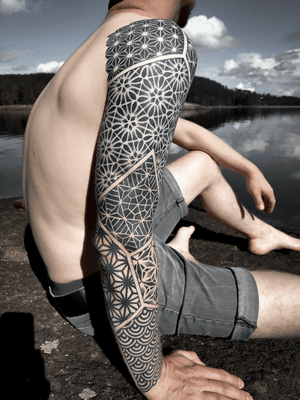 #ornemental #ornament #ornamental #ornement #geometrie #geometry #geometric #geometrique #pattern #sacredg #sacredgeometry #geometriesacree #arm #sleeve #bras #brascomplet #fullsleeve #healed #healedtattoo #cicatrisé #dotwork #dot #pointillisme #pointillism #elbow #shoulder