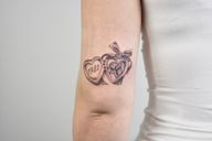 Köszi a bizalmat! 🫶🏻✨ . . . #momdaughtertime #familytattoo #budapestattoo #hearttattoo @bubifolia @fine_heart_custom_ink