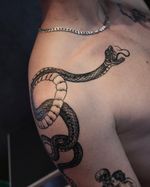 another snake from some months ago on @tobiske #snake #snaketattoo #shouldertattoo #munich #munichtattoo #drawing #art #tattoo #tattoos #ink #inked #inkedlife #blacktattoo #blackandwhite #blackandwhitetattoos #blackworkers #blackwork #blacktattoo #darkart #flashtattoo #tatts #oldschool #traditional #tattooart #inkspiration #inspiration