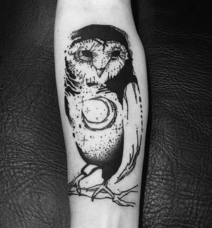 Get mesmerized by this stunning black and grey owl perched on a crescent moon, beautifully done by Sandro Secchin on your lower leg.