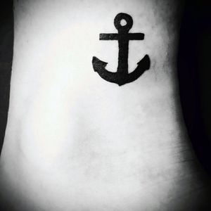 An anchor made by a French apprentice tattoo in Bordeaux #tattooapprentice #french #france #TattooGirl #blackwork