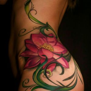 Vibrant side tat. Has great movement but would prefer a slightly smaller scale. #floral # movement # vibrant #feminine