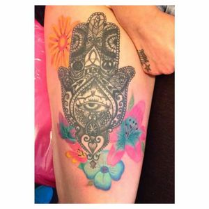 And with some added flowers, still needs tightened up and more flowers added #pretty #hamsa #flowers #colour
