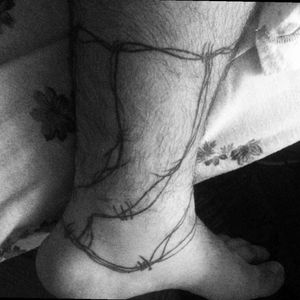 This was made by a friend artist - Mariana Cárceres , she has her own lines... for me this tattoo has a triple meaning for me although, I'm going to tell just one... I had an injury on my left foot that had me for walking around with 2 crutches for 6 month's then another 1 month to let them go and I had lots of pains and still have from times to times... I still can't run long distance's and long periods of time.#foottattoo #foot #tattoo #barbedwire