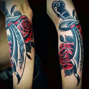 Classic dagger with solid roses#dagger #daggertattoo #rose #roses #rosestattoo