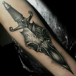 Crow skull carved dagger by the incredibly talented Inês Vital.