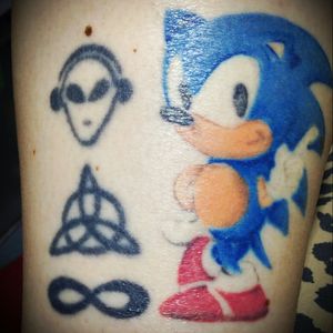 ET and Triskle: Eduardo Pereira (OldWind Tattoo)Infinity: Ivy Saruzi (thINK artclub)Sonic: Rafael Breuer (Breuer Tattoo)#et #napster #celtic #celtictattoo #alien #infinity #sonic #sega