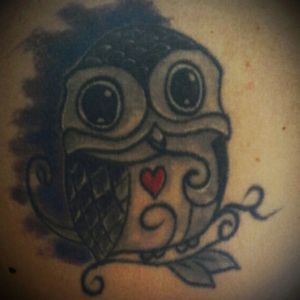 I don't like this tattoo, that guy who made it have no consideration for my desire. I still like that owl and want to correct it one day.