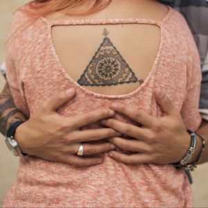 Tattoo by @laiguilletattoo in Marseille-France #backtattoo #doily #triangle #bohemian #convention #firsttattoo #boho #laiguilletattoo #dotwork #dotworktattoo