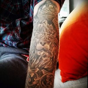 My third tattoo... #lionandcrown #leo #lion #royal #crown #blackandgrey #black #stone #quartersleeve #unfinished #cambridge #britain #beynurkaptan