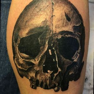 First realistic tattoo ever. Fresh. #skull  #realistic #tattoapprentice #apprenticetattoo #blackandgreytattoo #bodylooking