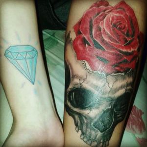 Tattoo rosa e cranio na perna ..diamante nopulso ...unica sessao