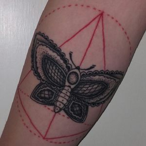 Réalisé par Dime Reck #butterfly #butterflytattoo #love #tatouage #tattoo #ink #inked #dotwork #dotstolines #blackandred #blackandredtattoo #tatouages