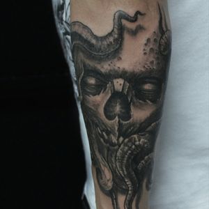 Skull Para orçamentos: (11) 3331-7081 / (11) 95272-9945 falconeritattoo@gmail.com #tattoo #tattoosp #tatuagem #tattoolovers #tattootime #tattoolife #darkart #macabreart #morbidart #horrorart #horror #macabre #sp #011 #falconeritattoo #24demaio #blackandgreytattoo #blackandgrey #artenapele #ink #inked #tattoocommunity #usoelectricink #sublimemachine #electricink