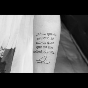 #bird #tattoo #script #adrianartes #brasil #tatuadora #birdtattoo #line #tattooartist #Riodejaneirotattoo