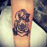 #rosestattoo #roses #blackandgrey #blackwork #blackworktattoo #tattoodo #femaletattooartist #ink #rj #brazil #aquilatattoo #carolinahelenaart
