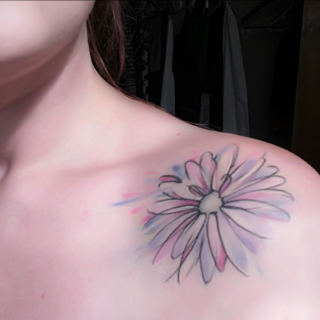 Fine line daisy flower tattoo on the shoulder