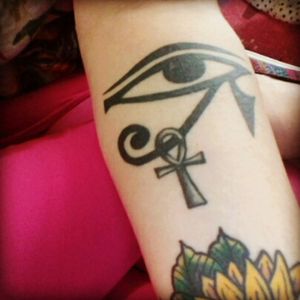 Olho de Horus e Cruz Ankh... Símbolo egípcio de proteção, justiça e ressurreição