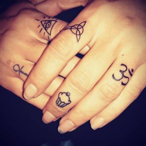 #ankh #illuminati #triquetra #cupcake #aum #simple #hands #fingers #line