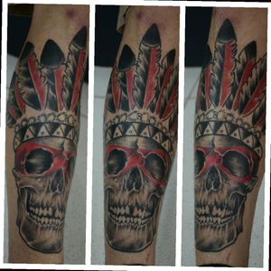 Trampo que fiz pro Anderson Alemão, muleque doido! #skulltattoo #skull #neotraditional #indian #blackandred #tattoobrasil #tattoobrazil