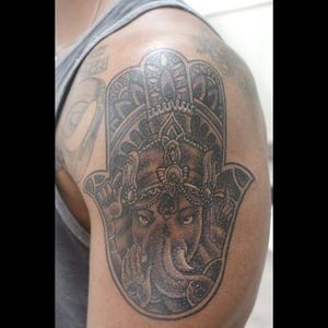 Boa tarde gente bonita !!! #tatuagem feita no #rafaferraritattoostudio no cliente @jianimpera #tattoohandhamsa #tattooganesh #tattoohandhamsaganesh #tatuagemmaodehamsaganesha #tatuagemmaohamsa #tatuagemganesha #tatuagemsombreada #tattooblackandgrey #galeriaflorencioygartua #moinhosdevento #24deoutubro #tatuadoresrs #tatuadorespoa #portoalegre @tattoolifemagazine @suppport_good_tattooing @superb_tattoos #blackandwhite #blackandgreytattoo #tattooartmagazine @rafaferraritattoo . Um ótimo final de semana e Namatê .