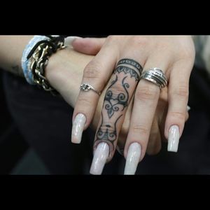 Boa tarde gente bonita !!! #tattoo realizada ontem aqui no #rafaferraritattoestudio #tattoofreehand #tattoomhendi  #tattooblackwork #tatuagemdedo #tatuagemmhendi #tribaldedo #tattootribal #blackworkers #tattoofinger #tatuagemfreehand #tattoo_art_worldwide #tattooistartmagazine @support_art_tattoing @tattoolifemagazine @tattooedboys @rafaferraritattoo #portoalegre #tattoors #moinhosdevento #24deoutubro #tatuadoresrs #tatuadorespoa #galeriaflorencioygartua #tattooornamental . Mamastê