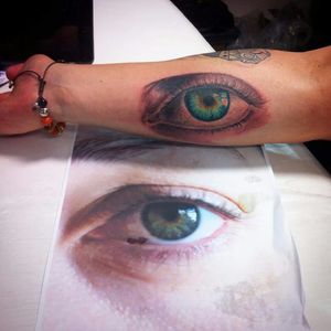 Bom fim de tarde gente bonita !!! #tattoo realizada agora na aqui no #rafaferraritattoostudio #tattoorealistic #tattooeye #tattoocolors #tatuagemrealista #tatuagemcolorida #art #easyinn #tatuagemolho #olho #eye #tattooinkspiration #moinhosdevento #portoalegre #24deoutubro #galeriaflorencioygartua #tatuadorespoa #tatuadoresrs @tattoolifemagazine @tattooinkspiration @support_art_tattoing #tattooistartmagazine . Namastê