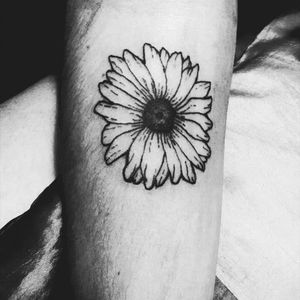 Cute flower with some dotwork made by me 🌻 #tattoo #tattoodo #blackwork #blackworktattoo #dotwork #dotworktattoo #electricink #electricinkbrasil #brazil #braziliantattoo #flower #flowertattoo