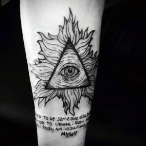 The eye that sees everything 👀🔺 #tattoo #brazil #braziliantattoo #electricinkbrasil #electricink #blackwork #blackworktattoo #blackline #eye #eyetattoo #triangle #triangletattoo #geometric #handwriting