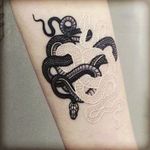I wish this was mine... dreampiece! Incredibly awesome black and white snake tattoo #dreamtattoo