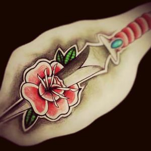Si no hay dolor no sirve #americanotradicional #rosa #daga diseño de autor