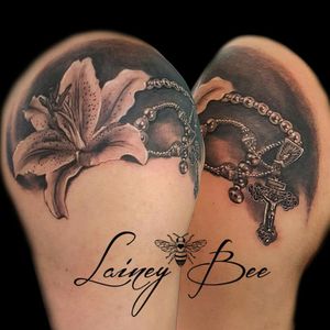 First session of this upperarm sleeve; Lily and rosary. The little cross is only 3 cm big!!! Thats a inimini jezus ;) Do you like the details? By Lainey Bee @flowinstudio #blackandgrey #tattoo #firstsit #rosary #lily #flower #sleeve #rozenkrans #notfinished #lily #tigerlily #flowinkstudio #nijmegen #laineybee