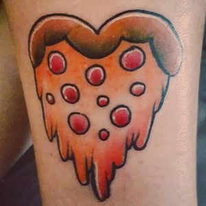 Everyone loves pizza! #pizzatattoo #worshippizza #pizzaslice #girlswithtattoos 😁🍕🍕