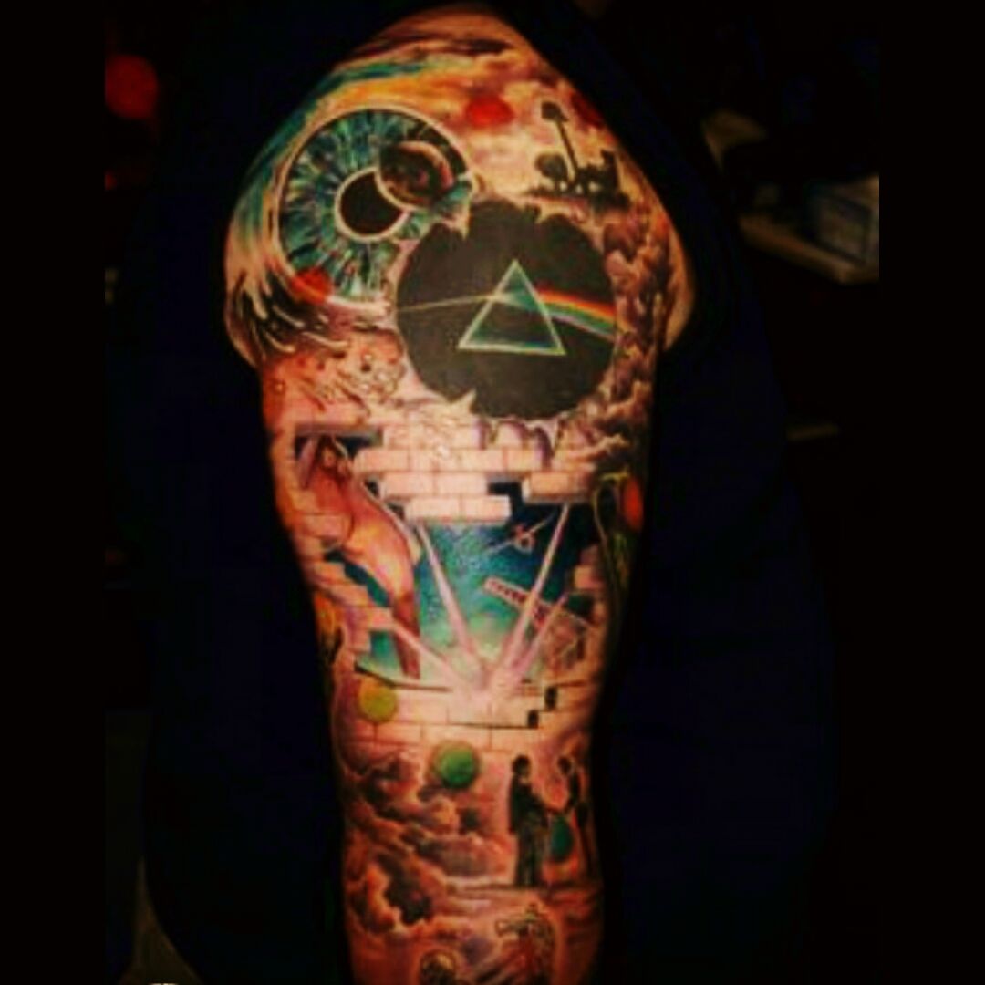 Tattoo uploaded by Ricardo Keller • Dark side of the moon. Referência  adaptada da web. Mais uma vez agradeço a confiança de quem me permite  continuar evoluindo! #darksideofthemoon #pinkfloyd #tattoo2me #tatouage  #tonoinsptattoos #