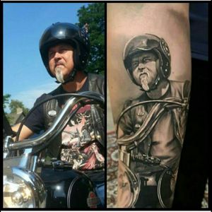Portrait of my dad,  was the start of my sleeve. 👌✔#tattoojoey #dutch #portrait #biker #dad #harleydavidson #blackandgrey #realism #realistic #details #perfect