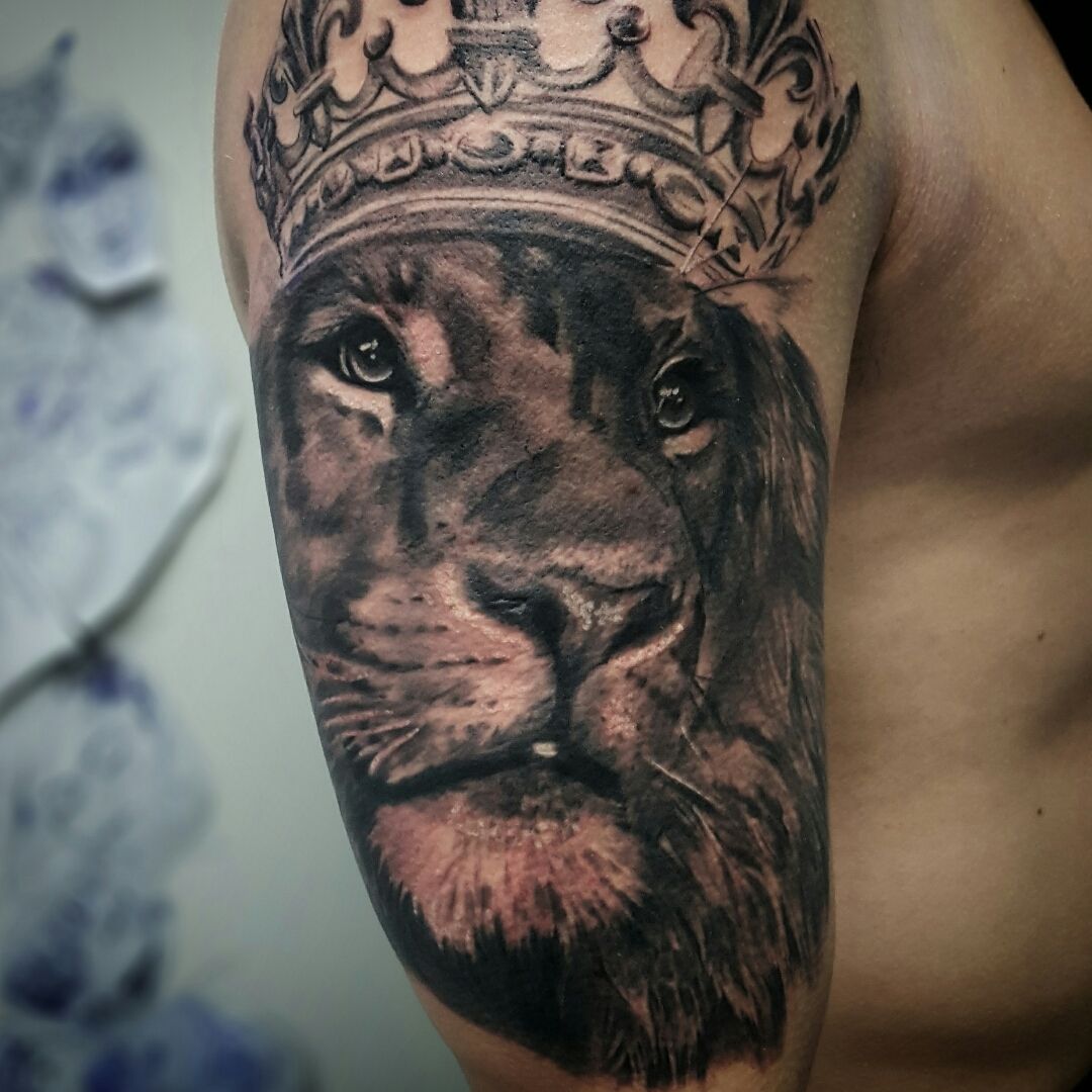 Scarred lion king that is where we left it yesterday but were having the  second round today  wwwdigztatt  Amsterdam tattoo Black and grey  tattoos Lion tattoo