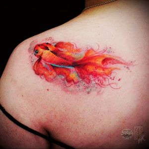 Colour goldfish shoulder tattoo#dreamtattoo #mydreamtattoo