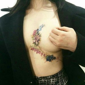 Cool colour between-boob, sternum & under-boob floral tattoo#dreamtattoo #mydreamtattoo