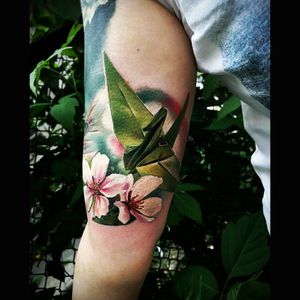 Awesome colour realistic flowers & origami crane tattoo#dreamtattoo #mydreamtattoo