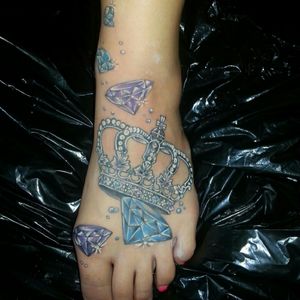 Throwback to my fresh crown and diamonds by #chip 😍😍 #royalty #whiterocktattoo #mike #foot #colour #contrast
