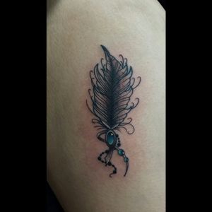 Quick feather today!!!! #tattoo #feathertattoo #feather#ladieswithtattoos #girlswithtattoos.
