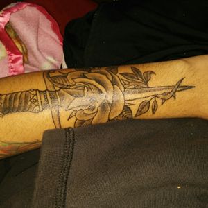 #hiptattoos #tattoo #traditionaltattoo #neotraditonal #dagger #roses #chile