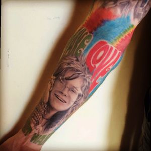 Nasci e moro no Brasil, sou amante da tatuagem. Tenho o braço fechado com tema Woodstock...Jimi e Janis..
