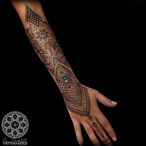 Beautiful forearm tattoo made by the great Coen Mitchell #coenmitchell #forearm #mozaicflow